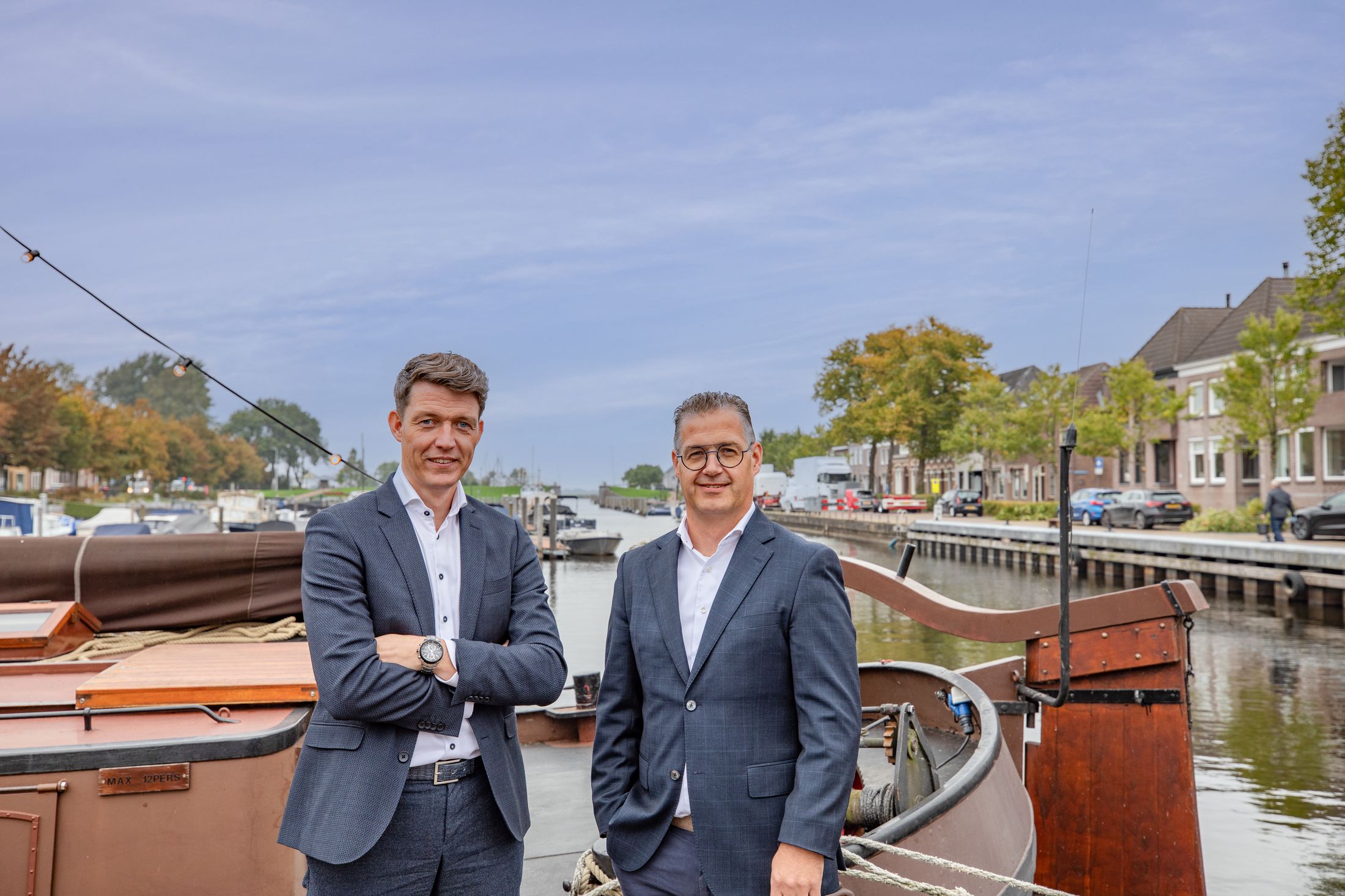 Twee collega's van TNP Groep aan de haven in Genemuiden