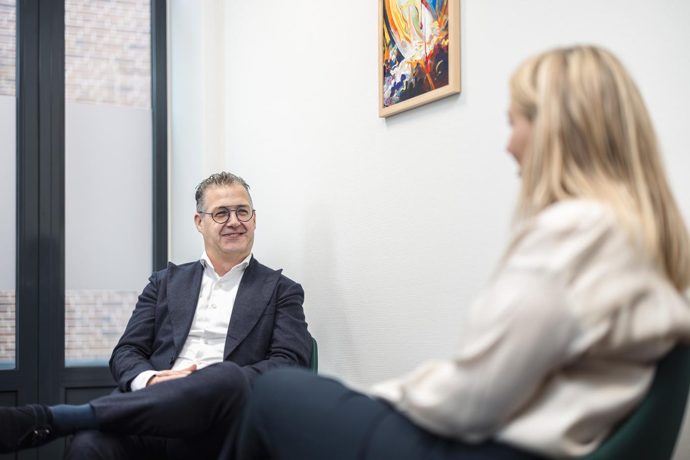 Twee gesprekspartners in een ontspannen gesprek in het kantoor