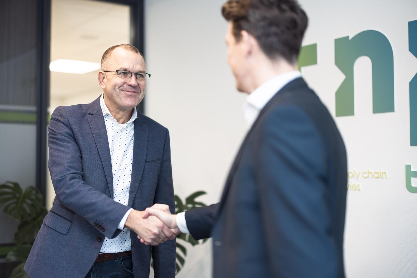 Een handdruk bij TNP Groep